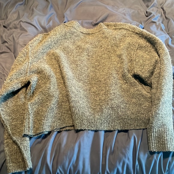 Oversized Aritzia cropped sweater - Picture 3 of 3